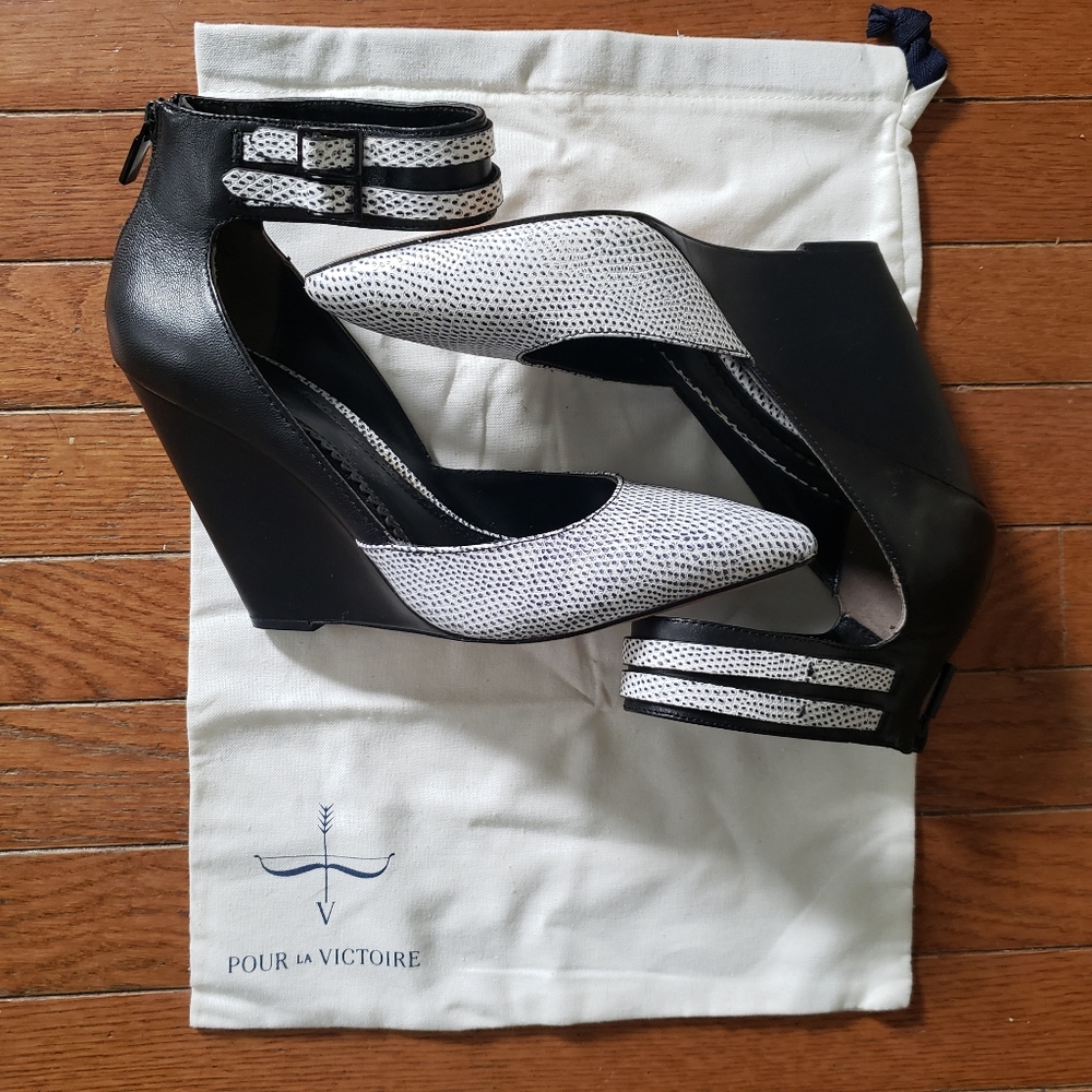 Pour La Victoire Wedge heels